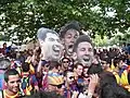 Barcelona-Fans mit Papiermasken von Messi, Suarez und Neymar in Berlin vor dem Champions-League-Finale.