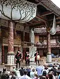Das heutige Globe-Theater in London. Es wird gerade ein lustiges Stück von Shakespeare aufgeführt: „Verlorene Liebesmüh“.