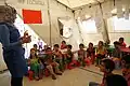 Diese Kinder mussten in den Libanon fliehen und wohnen in einem Lager der Vereinten Nationen.