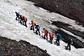 Viele Bergsteiger wollen auf die Spitze des Elbrus gelangen. Dies geht im Sommer am besten.