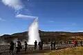 Besucher an einem Geysir in Island
