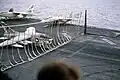 So eine Barriere fängt das Flugzeug ein und stoppt es.