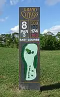Auf einem Golfplatz in Florida: Die Tafel zeigt an, wie das nächste Loch heißt und wie der Platz davor aussieht.