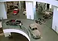 Im Audi-Museum stehen viele alte Autos.