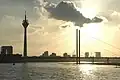 Die Rheinkniebrücke mit dem Fernsehturm im Hintergrund