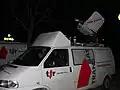Ein Fernsehteam funkt seine Aufnahmen über Satellit zum Sender.