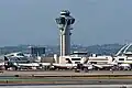 Vom Kontrollturm aus überwachen Fluglotsen alle Bewegungen am und um den Flughafen überwacht.