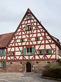 Ein altes evangelisches Pfarramt, ein Fachwerkhaus.