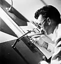 Der Zeichner Norman McLaren bei der Arbeit.