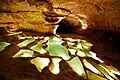 In einem Sinterbecken, wie in dieser französischen Höhle, ist Calcit.