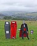 Ein Vampir auf dem Feld? Nein, das ist nur eine Vogelscheuche.