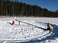 Spielen auf einem zugefrorenen See, in Finnland