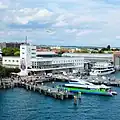 Friedrichshafen am Bodensee: Eine Fähre kommt im Hafenbahnhof an.