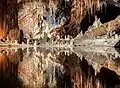 Saalfelder Feengrotten: Hier spiegelt sich die Decke der Höhle im Grundwasser.