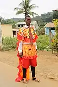 Dieser Mann trägt eine traditionelle Tracht.