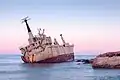 Dieses Schiff ist auf Grund gelaufen, nun ist es ein Wrack.