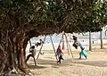 Kinder spielen am Khor-Fakkan-Strand.