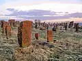 Chatschkars sind Gedächtnissteine aus Armenien, hier auf dem Friedhof Noratus.