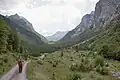Hier wandert jemand im Ropojana-Tal im Balkan-Gebirge.