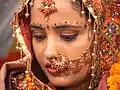 Eine Frau aus Indien mit Piercings und einem reich geschmückten Kopftuch.