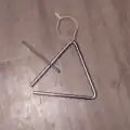 Eine Triangel ist auch ein Instrument. Das Wort bedeutet Dreieck.