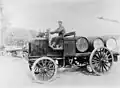 Auf dem Anhänger eines Motorwagens aus dem Jahr 1898, der von Gottlieb Daimler gebaut wurde, ließen sich drei Fässer transportieren.