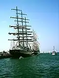 Zwei große Segelschiffe im Hafen von Rostock.
