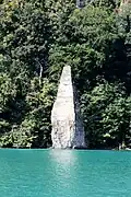 Der Schillerstein erinnert an den Dichter Friedrich Schiller.
