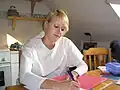 Eine Krankenschwester schreibt auf, was sie erledigt hat.