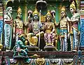 Figuren in einem Tempel in Singapur