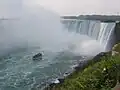 Die Niagara-Fälle ziehen viele Touristen an. Beliebt ist besonders dieser hufeisenförmige Wasserfall.