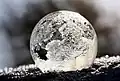 Eine Seifenblase im Winter, überzogen mit Eiskristallen