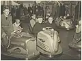 Auch Erwachsene mögen Autoscooter. Auf diesem Bild aus den Niederlanden von 1948 sieht man zwei katholische Priester.