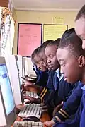 Jugendliche in Sambia treffen sich in der Gruppe, um im Internet zu surfen.