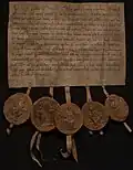 Eine Urkunde auf Pergament aus dem Jahr 1232 mit fünf Wachs-Siegeln