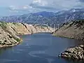 Die Neue Maslenica-Brücke führt über eine Meerenge.