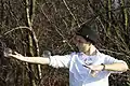 Bei der Kontaktjonglage rollen die Bälle oft über den Körper des Jongleurs.