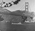 Ein Schiff fährt unter der Golden Gate Bridge