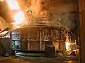 ... mit Hilfe von elektrischem Strom in einem Elektrostahlwerk.