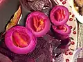 Woher kommt die Farbe dieser Eier? Sie wurden mit Roter Beete eingelegt.