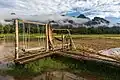 Ein Spielplatz in Laos, einem Land in Asien: Man sieht viel Holz und Bambus.