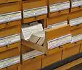 Ein alter Karteikasten: Auf den Karten steht auch, wo man ein Buch in der Bibliothek stehen. Heute gibt es dafür Computer.