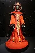 Dieses Kostüm hat Prinzessin Amidala im Film „Die dunkle Bedrohung“ getragen.