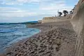 Strand mit Fußspuren in Akkon, einer Stadt in Israel