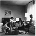Im Jahr 1958: eine amerikanische Familie, die fernsieht.