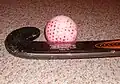 Ein Schläger und ein Ball.