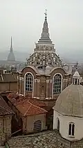 Die Grabtuchkapelle in Turin wurde extra für das Tuch gebaut. Sie wurde zu einem Teil des Doms.