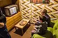 In einem Museum für Computer-Spiele: Zwei Kinder von heute spielen Pong.