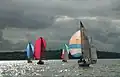 Die farbigen Segel heißen Spinnaker und werden eingesetzt um bei Rückenwind noch schneller vorwärts zu kommen.
