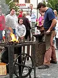 Das Schmiede-Handwerk wird heute manchmal auf einem Markt gezeigt.